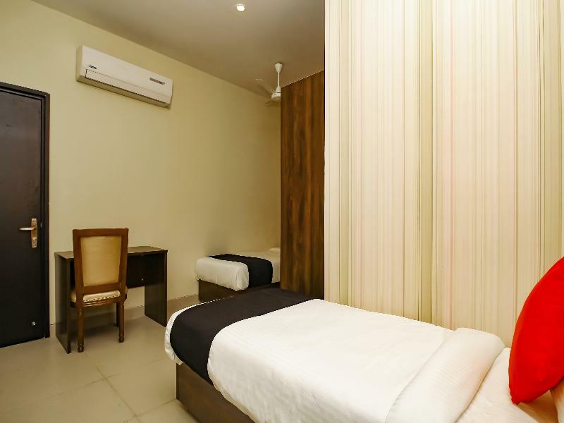 Capital O 28086 Sindhura Grand Hotel Hyderabad Exterior photo