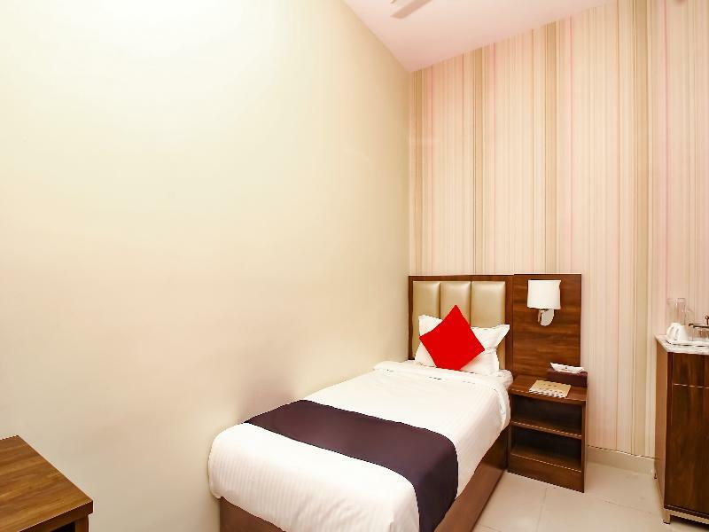 Capital O 28086 Sindhura Grand Hotel Hyderabad Exterior photo